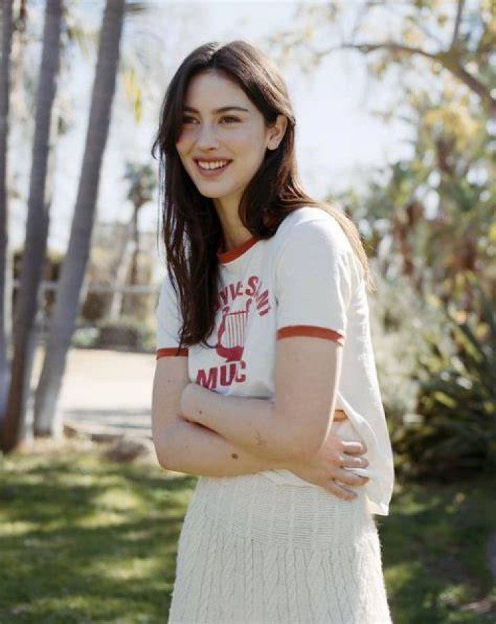 Gracie Abrams Bio, Wiki, Age, Height, Parents, Boyfriend, Merch, Stay