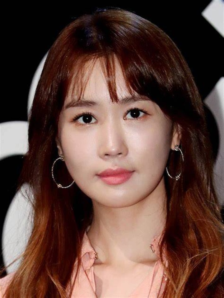 Lee Da Hae Shares Cute Selcas As She Says Goodbye To Hotel King Couch
